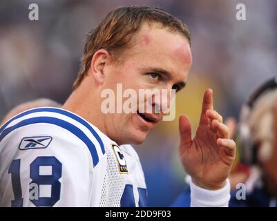 NO FILM, NO VIDEO, NO TV, NO DOCUMENTARIO - Peyton Manning of the Indianapolis Colts (18) si trova ai margini contro i Baltimore Ravens nella seconda metà del loro gioco a Baltimora, MD, USA il 22 novembre 2009. Foto di George Bridges/MCT/Cameleon/ABACAPRESS.COM Foto Stock