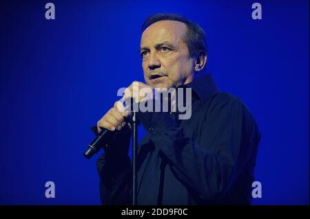 File picture of band Starmania - Exclusive - Claude Dubois pendant la tournee des Idoles Age Tendre et Tetes de Bois au Palais de Congres de Paris it 2012. Foto di Julien Reynaud/APS-Medias/ABACAPRESS.COM Foto Stock