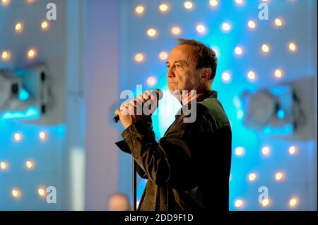 File picture of band Starmania - Exclusive -Claude Dubois enregistre Vivement Dimanche au Studio Gabriel it 2010. Emissione presente e par Michel Drucker sur France 2. Foto di Pool001/APS-Medias/ABACAPRESS.COM Foto Stock