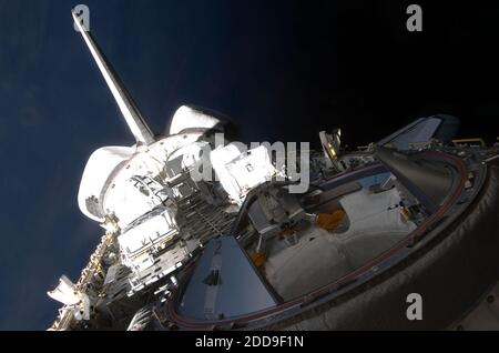 NESSUN FILM, NESSUN VIDEO, NESSUNA TV, NESSUN DOCUMENTARIO - Backdroped dalla nerezza dello spazio, una vista parziale del vano di carico dello Space Shuttle 'Atlantis', stabilizzatore verticale, sistemi di manovra orbitale pod e meccanismo di aggancio sono presenti in questa immagine fotografata dall'equipaggio STS-129 da una finestra del ponte di volo a poppa, Nel novembre 2009. Foto di NASA/MCT/ABACAPRESS.COM Foto Stock