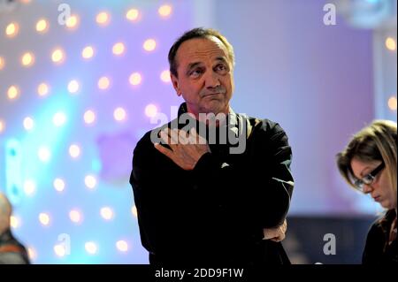 File picture of band Starmania - Exclusive - Claude Dubois enregistre Vivement Dimanche au Studio Gabriel nel 2010. Presentazione delle emissioni par Michel Drucker sur France 2. Foto di Pool001/APS-Medias/ABACAPRESS.COM Foto Stock