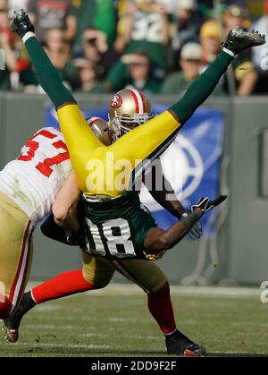 NO FILM, NO VIDEO, NO TV, NO DOCUMENTARIO - Green Bay Packers Wide Receiver Donald driver è bussato dai suoi piedi da San Francisco 49ers sicurezza Dashon Goldson dopo un ricevimento di 12 metri durante il primo trimestre di gioco a Lambeau Field a Green Bay, WI, USA il 22 novembre 2009. I Packers sconfissero i Niners, 30-24. Foto di Mark Hoffman/Milwaukee Journal Sentinel/MCT/Cameleon/ABACAPRESS.COM Foto Stock