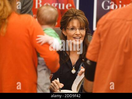 NESSUN FILM, NESSUN VIDEO, NESSUNA TV, NESSUN DOCUMENTARIO - ex Alaskan Gov. Sarah Palin saluta i fan e firma il suo libro autobiografico, 'Going Rogue,' durante una firma del libro a Fort Bragg's North Post Exchange, a Fort Bragg, MO, USA Lunedi, 23 novembre 2009. Foto di Shawn Rocco/Raleigh News & Observer/MCT/ABACAPRESS.COM Foto Stock