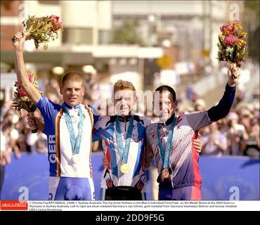 NESSUN FILM, NESSUN VIDEO, NESSUNA TV, NESSUN DOCUMENTARIO - © CHARLES FOX/KRT/ABACA. 21045-1. Sydney-Australia. I primi tre finisher nelle prove cronometrate individuali maschile sullo stand delle Medaglie alle Olimpiadi estive del 2000 a Sydney, Australia. Da sinistra a destra sono Jan Ullrich, medaglia d'oro della Germania Foto Stock