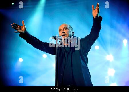 File picture of band Starmania - Exclusive - Claude Dubois pendant la tournee des Idoles Age Tendre et Tetes de Bois a la Halle Tony Garnier de Lyon. Foto di APS-Medias/ABACAPRESS.COM Foto Stock