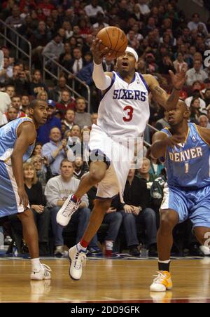 NO FILM, NO VIDEO, NO TV, NO DOCUMENTARIO - Philadelphia 76ers' Allen Iverson mette un tiro passato Denver Nuggets' Arron Afflalo (a sinistra) e Chauncey Billups durante il primo trimestre a Philadelphia, PA, USA il 7 dicembre 2009. Foto di Yong Kim/Philadelphia Daily News/MCT/Cameleon/ABACAPRESS.COM Foto Stock