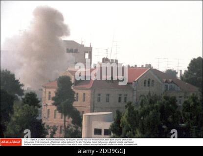 NESSUN FILM, NESSUN VIDEO, NESSUNA TV, NESSUN DOCUMENTARIO - © KRT/ABACA. 21268-1. Ramallah-West Bank, 12/10/2000. Fumo aumento sopra il Ramallah, West Bank skyline dopo elicotteri israeliani hanno sparato missili ad una stazione di polizia plestiniana nella città Giovedi. Elicotteri israeliani hanno attaccato bersagli vicino all'h di Yasser Arafat Foto Stock