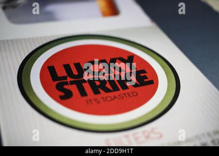 Viersen, Germania - 9 maggio. 2020: Primo piano della confezione con il logo Lucky Strike e le sigarette con filtro d'epoca Foto Stock