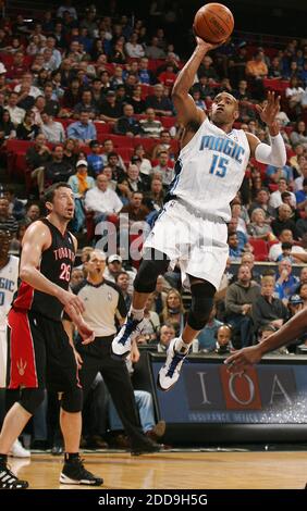 NESSUN FILM, NESSUN VIDEO, NESSUNA TV, NESSUN DOCUMENTARIO - vince carter della magia di Orlando (15) va per un colpo contro Hedo Turkoglu, sinistra, e i Toronto Raptors a Orlando, FL, USA il 16 dicembre 2009. Foto di Stephen M. Dowell/Orlando Sentinel/MCT/Cameleon/ABACAPRESS.COM Foto Stock