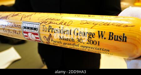 NO FILM, NO VIDEO, NO TV, NO DOCUMENTARIO - Dr. Jennifer M. Schulle, regista, detiene una mazza da baseball data al presidente George W. Bush nel 2001. È stato firmato da tutti i membri viventi della Baseball Hall of Fame a partire da quell'anno. Mentre la Biblioteca Bush è in fase di costruzione, i possedimenti della Casa Bianca Bush sono sotto il controllo degli Archivi nazionali in un magazzino a Lewisville, Texas, come illustrato il 3 dicembre 2009. Foto di Max Faulkner/Fort Worth Star-Telegram/MCT/ABACAPRESS.COM Foto Stock