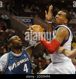 NESSUN FILM, NESSUN VIDEO, NESSUNA TV, NESSUN DOCUMENTARIO - il Philadelphia 76ers' Marreese Speights si inanchia nel Washington Wizards'Antawn Jamison durante una partita dell'NBA al Wachovia Center di Philadelphia, PA, USA il 5 gennaio 2010. Washington si è schierata da un deficit di 18 punti per una vittoria del 104-97. Foto di Clem Murray/Philadelphia Inquirer/MCT/Cameleon/ABACAPRESS.COM Foto Stock