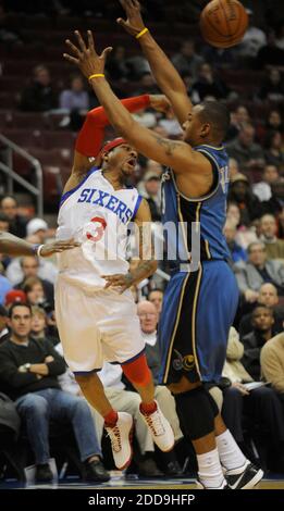 NESSUN FILM, NESSUN VIDEO, NESSUNA TV, NESSUN DOCUMENTARIO - il Philadelphia 76ers' Allen Iverson (3) passa in giro per il Washington Wizards' Caron Butler durante l'azione del primo tempo in una partita dell'NBA al Wachovia Center di Philadelphia, PA, USA il 5 gennaio 2010. Washington si è schierata da un deficit di 18 punti per una vittoria del 104-97. Foto di Clem Murray/Philadelphia Inquirer/MCT/Cameleon/ABACAPRESS.COM Foto Stock