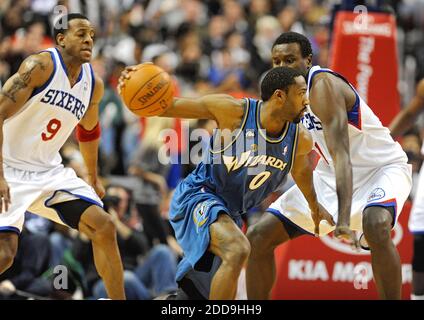 NO FILM, NO VIDEO, NO TV, NO DOCUMENTARIO - Gilbert Arenas dei Washington Wizards (0) lavora sotto la pressione di Philadelphia 76ers' Samuel Dalembert (a destra) e Andre Iguodala durante una partita di NBA al Wachovia Center di Philadelphia, PA, USA il 5 gennaio 2010. Washington si è schierata da un deficit di 18 punti per una vittoria del 104-97. Foto di Clem Murray/Philadelphia Inquirer/MCT/Cameleon/ABACAPRESS.COM Foto Stock