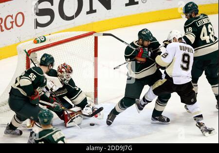 NESSUN FILM, NESSUN VIDEO, NESSUNA TV, NESSUN DOCUMENTARIO - Minnesota Wild Goalie Niklas Backstrom raggiunge per coprire un disco sciolto mentre il suo compagno di squadra Shane Hnidy lega il Pascal Dupris di Pittsgurgh Penguins durante l'azione del secondo periodo all'Xcel Energy Center a St. Paul, Minnesota, Mo, USA il 11 gennaio, 2010. Il selvaggio sconfisse i pinguini, 4-3. Foto di Jeff Wheeler/Minneapolis Star Tribune/MCT/Cameleon/ABACAPRESS.COM Foto Stock