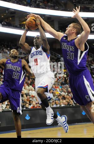 NESSUN FILM, NESSUN VIDEO, NESSUNA TV, NESSUN DOCUMENTARIO - Jrue Holiday (Middle) dei Philadelphia 76ers si muove in preda tra i Sacramento Kings' Tireke Evans (a sinistra) e Spencer Hawes in NBA al Wachovia Center di Philadelphia, PA, USA il 15 gennaio 2010. I Sixers vincono, 98-86. Foto di Clem Murray/Philadelphia Inquirer/MCT/Cameleon/ABACAPRESS.COM Foto Stock