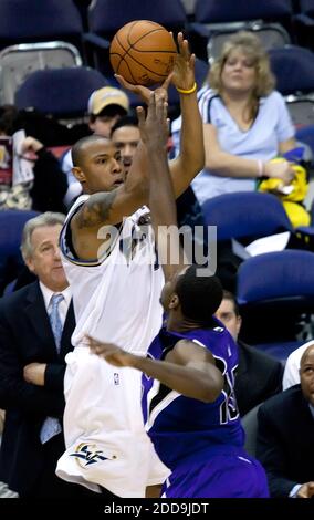 NESSUN FILM, NESSUN VIDEO, NESSUNA TV, NESSUN DOCUMENTARIO - Washington Wizards Caron Butler (3) spara su Sacramento Kings Tireke Evans (13) durante il loro gioco giocato al Verizon Center a Washington, DC, USA il 16 gennaio 2010. Washington sconfisse Sacramento 96-86. Foto di Harry E. Walker/MCT/ABACAPRESS.COM Foto Stock