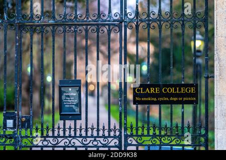 Clare College Cambridge University - dietro le porte d'ingresso al Clare College, parte dell'Università di Cambridge, fondata nel 1326. Foto Stock