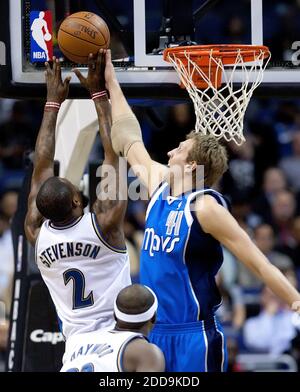 NO FILM, NO VIDEO, NO TV, NO DOCUMENTARIO - Dallas Mavericks Dirk Nowitzki (41) blocca la ripresa di Washington Wizards DeShawn Stevenson (2) durante il loro gioco giocato al Verizon Center a Washington, DC, USA il 20 gennaio 2010. Dallas sconfisse Washington 94-93. Foto di Harry E. Walker/MCT/ABACAPRESS.COM Foto Stock