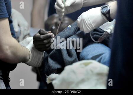 NO FILM, NO VIDEO, NO TV, NO DOCUMENTARIO - UN paziente haitiano è frequentato nella zona di ricezione Casualty della USNS Comfort al largo della costa di Haiti vicino Port-au-Prince, Haiti mercoledì 20 gennaio 2010. La nave dell'ospedale ha lasciato l'ancora ad Haiti all'inizio di mercoledì mattina, e gli elicotteri presto hanno cominciato a portare a bordo i pazienti e le persone supplementari per aiutare nella missione umanitaria per fornire assistenza alle vittime di eathquake. Foto di Kim Hairston/Baltimore Sun/MCT/ABACAPRESS.COM Foto Stock