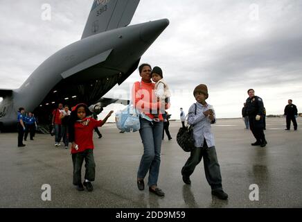 NO FILM, NO VIDEO, NO TV, NO DOCUMENTARIO - Survivors dal terremoto del 12 gennaio ad Haiti camminano fuori un aereo di trasporto dell'aeronautica degli Stati Uniti C-17 con la sua famiglia sul asfalto all'aeroporto internazionale di Orlando-Sanford a Sanford, Florida, USA lunedì 25 gennaio 2010. Foto di Joe Burbank/Orlando Sentinel/MCT/ABACAPRESS.COM Foto Stock