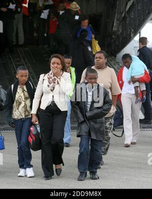 NESSUN FILM, NESSUN VIDEO, NESSUNA TV, NESSUN DOCUMENTARIO - UNA sopravvissuta dal terremoto del 12 gennaio ad Haiti piange mentre cammina via da un aereo di trasporto dell'aeronautica degli Stati Uniti C-17 con la sua famiglia sul asfalto all'aeroporto internazionale di Orlando-Sanford a Sanford, Florida, USA lunedì 25 gennaio 2010. Foto di Joe Burbank/Orlando Sentinel/MCT/ABACAPRESS.COM Foto Stock