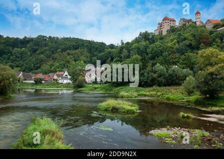 Harburg il castello e il fiume Woernitz, Strada Romantica, Harburg, Donau-Ries, Baviera, Germania Foto Stock