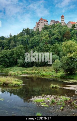 Harburg il castello e il fiume Woernitz, Strada Romantica, Harburg, Donau-Ries, Baviera, Germania Foto Stock