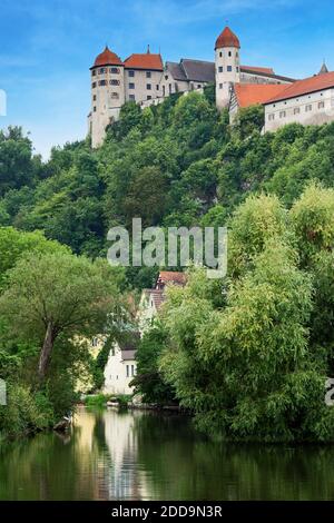 Harburg il castello e il fiume Woernitz, Strada Romantica, Harburg, Donau-Ries, Baviera, Germania Foto Stock