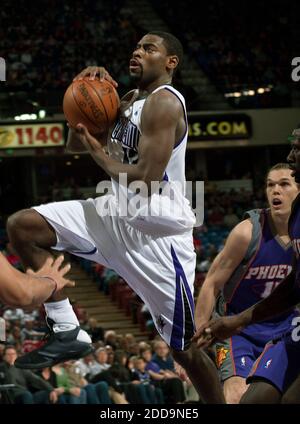 NESSUN FILM, NESSUN VIDEO, NESSUNA TV, NESSUN DOCUMENTARIO - il Tireke Evans dei Re di Sacramento guida al cestino durante la partita di pallacanestro NBA, Phoenix Suns contro Sacramento Kings all'Arco Arena di Sacramento, California, USA il 5 febbraio 2010. Phoenix Suns ha vinto il 114-102. Foto di Randall Benton/MCT/ABACAPRESS.COM Foto Stock