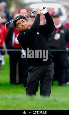 NO FILM, NO VIDEO, NO TV, NO DOCUMENTARIO - attore-comedian George Lopez chip sulla 2 ° buco come compete nella 3M Celebrity Challenge durante il primo round del AT&T Pebble Beach National Pro-Am al Monterey Peninsula Country Club Shore Course a Pebble Beach, in California, USA il 11 febbraio 2010. Foto di Dan Honda/MCT/Cameleon/ABACAPRESS.COM Foto Stock