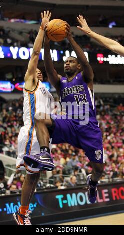 NESSUN FILM, NESSUN VIDEO, NESSUNA TV, NESSUN DOCUMENTARIO - il Sacramento Kings' Tireke Evans guida sulla Oklahoma City Thunder's Russell Westbrook durante la partita della NBA All-Star Rookie Challenge all'American Airlines Center di Dallas, in Texas, USA, il 12 febbraio 2010. Foto di Ron Jenkins/MCT/Cameleon/ABACAPRESS.COM Foto Stock