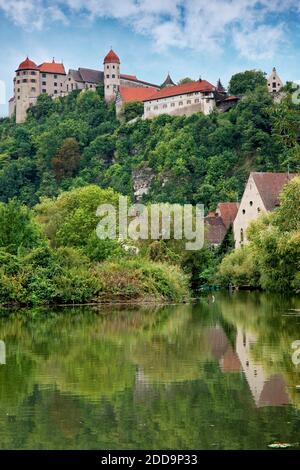 Harburg il castello e il fiume Woernitz, Strada Romantica, Harburg, Donau-Ries, Baviera, Germania Foto Stock