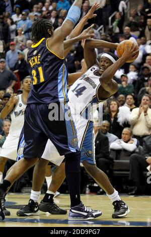 NO FILM, NO VIDEO, NO TV, NO DOCUMENTARIO - The Washington Wizards' al Thornton (14) combatte per un rimbalzo contro il Denver Nuggets' Nene (31) durante la seconda metà al Verizon Center di Washington, D.C., venerdì 19 febbraio 2010. I Wizards sconfissero i Nuggets 107-97. Foto di Peter Lockley/MCT/ABACAPRESS.COM Foto Stock