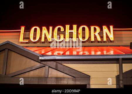 Augusta, GA USA - 11 22 20: Longhorn Steakhouse Restaurant at night building sign Foto Stock