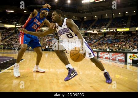 NO FILM, NO VIDEO, NO TV, NO DOCUMENTARIO - Sacramento Kings' Tireke Evans (13) guida contro Richard Hamilton di Detroit Pistons nella prima metà dell'azione NBA all'Arco Arena di Sacramento, California, martedì 23 febbraio. Foto di Carl Costas/Sacramento Bee/MCT/Cameleon/ABACAPRESS.COM Foto Stock