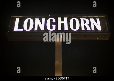 Augusta, GA USA - 11 22 20: Longhorn Steakhouse Restaurant at night Street Sign Foto Stock