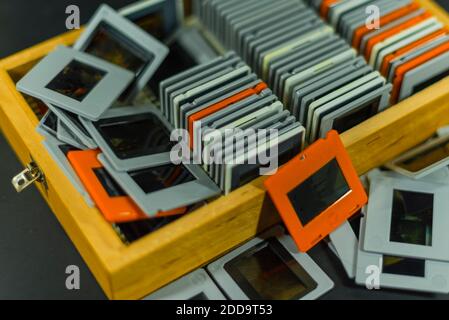 Una scatola di legno con vecchi scivoli in essa, scivola in una scatola di legno, leggermente fuori fuoco Foto Stock