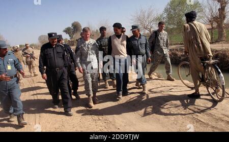 NO FILM, NO VIDEO, NO TV, NO DOCUMENTARIO - l'esercito degli Stati Uniti Gen. Stanley A. McChrystal, centro, il capo delle forze di coalizione in Afghanistan, cammina lungo la strada principale di Marja lunedì 1 marzo 2010 con i membri delle forze di sicurezza afghane. McChrystal ha visitato la città meridionale dell'Afghanistan per la prima volta da quando le forze guidate dagli Stati Uniti si sono assicurate il controllo della roccaforte dei talebani un tempo. Foto di Dion Nissenbaum/MCT/ABACAPRESS.COM Foto Stock