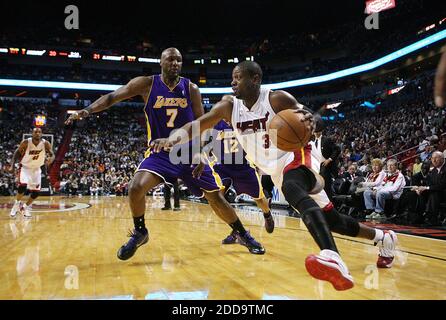 NESSUN FILM, NESSUN VIDEO, NESSUNA TV, NESSUN DOCUMENTARIO - il 4 marzo 2010, il MiamiHeat's Dwyane Wade guida contro Los Angeles Lakers Lamar Odom durante la seconda metà all'American Airlines Arena di Miami, FL, USA. Miami ha vinto il 114-111. Foto di Hector Gabino/El Nuevo Herald/MCT/Cameleon/ABACAPRESS.COM Foto Stock