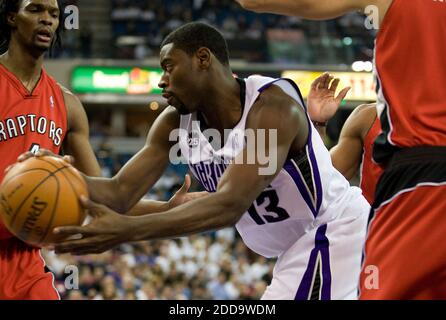 NESSUN FILM, NESSUN VIDEO, NO TV, NESSUN DOCUMENTARIO - il Tireke Evans di Sacramento Kings (13) divide i difensori di Toronto Raptors nella prima metà dell'azione dell'NBA all'Arco Arena di Sacramento, CA, USA il 10 marzo 2010. Foto di Carl Costas/Sacramento Bee/MCT/Cameleon/ABACAPRESS.COM Foto Stock