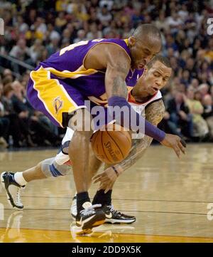 NESSUN FILM, NESSUN VIDEO, NESSUNA TV, NESSUN DOCUMENTARIO - il 15 marzo 2010, Golden state Warriors' Manta Ellis, giusto, si allontana dal Kobe Bryant di Los Angeles Lakers durante il primo trimestre di una partita di basket NBA all'Oracle Arena di Oakland, CA, USA. Foto di D. Ross Cameron/Contra Costa Times/MCT/Cameleon/ABACAPRESS.COM Foto Stock