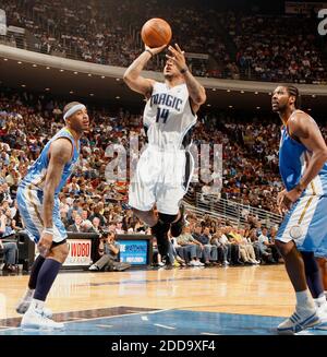 NO FILM, NO VIDEO, NO TV, NO DOCUMENTARIO - Orlando Magic Guard Jameer Nelson (14) veleggia tra il Carmelo Anthony di Denver Nuggets (15) e Nene (31) durante un gioco NBA all'Amway Arena di Orlando, FL, USA il 28 marzo 2010. Foto di Gary W. Green/Orlando Sentinel/MCT/Cameleon/ABACAPRESS.COM Foto Stock