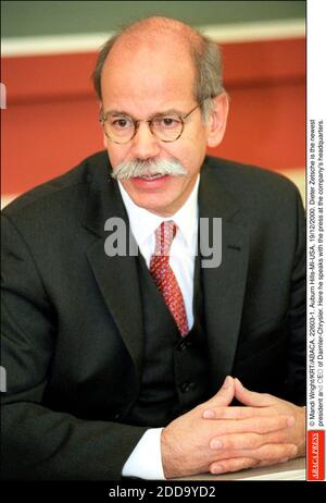 NIENTE FILM, NIENTE VIDEO, NIENTE TV, NESSUN DOCUMENTARIO - © MANDI WRIGHT/KRT/ABACA. 22603-1. Auburn Hills-MI-USA, 19/12/2000. Dieter Zetsche è il nuovo presidente e CEO di Daimler Chrysler. Qui parla con la stampa presso la sede centrale dell'azienda. Foto Stock