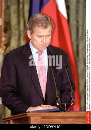 NESSUN FILM, NESSUN VIDEO, NIENTE TV, NESSUN DOCUMENTARIO - © TOM PENNINGTON/KRT/ABACA. 22626-1. Austin-TX-USA, 21/12/2000. Il presidente eletto George W. Bush si fa emozionale mentre si dimette come governatore del Texas, GOP Lt. Gov. Rick Perry sostituirà la boccola. Foto Stock