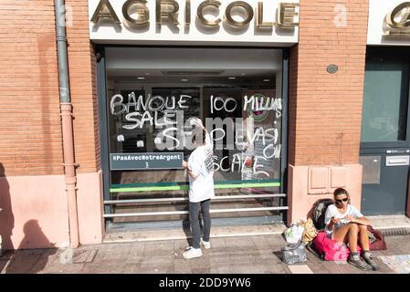 Per celebrare i 10 anni del crollo della Lehman Brothers, e le pratiche di alcune banche, un gruppo di attivisti ATTAC ha effettuato molte manifestazioni in Francia, il 15 settembre 2018. A Tolosa, sono le finestre di diversi edifici che sono stati dipinti con diversi slogan, criticando le pratiche che portano al cambiamento climatico, e l'evasione fiscale. Foto di Patrick Batard / ABACAPRESS.COM Foto Stock