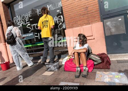 Per celebrare i 10 anni del crollo della Lehman Brothers, e le pratiche di alcune banche, un gruppo di attivisti ATTAC ha effettuato molte manifestazioni in Francia, il 15 settembre 2018. A Tolosa, sono le finestre di diversi edifici che sono stati dipinti con diversi slogan, criticando le pratiche che portano al cambiamento climatico, e l'evasione fiscale. Foto di Patrick Batard / ABACAPRESS.COM Foto Stock