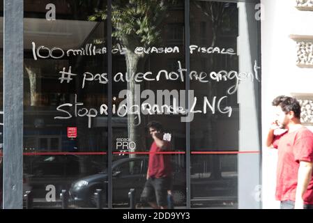 Per celebrare i 10 anni del crollo della Lehman Brothers, e le pratiche di alcune banche, un gruppo di attivisti ATTAC ha effettuato molte manifestazioni in Francia, il 15 settembre 2018. A Tolosa, sono le finestre di diversi edifici che sono stati dipinti con diversi slogan, criticando le pratiche che portano al cambiamento climatico, e l'evasione fiscale. Foto di Patrick Batard / ABACAPRESS.COM Foto Stock