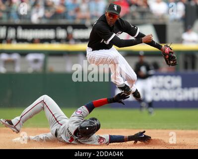 NO FILM, NO VIDEO, NO TV, NO DOCUMENTARIO - Minnesota Twins' Orlando Hudson è uscito come Alexei Ramirez di Chicago White Sox completa il lancio per la prima base su una doppia riproduzione durante il quinto inning al campo cellulare degli Stati Uniti a Chicago, Illinois, domenica 11 aprile 2010. I White Sox sconfissero i Twins, 5-4. Foto di Nuccio DiNuzzo/Chicago Tribune/MCT/Cameleon/ABACAPRESS.COM Foto Stock