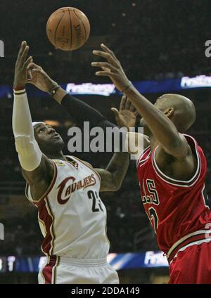 NESSUN FILM, NESSUN VIDEO, NESSUNA TV, NESSUN DOCUMENTARIO - Cleveland Cavaliers avanti LeBron James, sinistra, battaglie per un rimbalzo con Chicago Bulls avanti Taj Gibson durante il primo tempo di azione in Game 5 della loro serie di playoff NBA di apertura alla Quicken Loans Arena a Cleveland, OH, USA il 27 aprile 2010. Foto di ed Suba Jr./Akron Beacon Journal/MCT/Cameleon/ABACAPRESS.COM Foto Stock