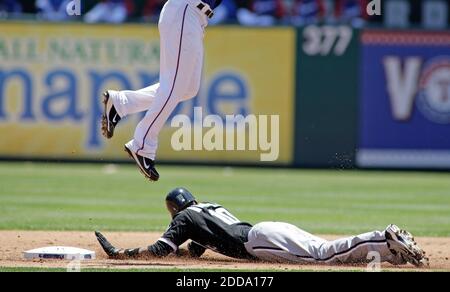 NESSUN FILM, NESSUN VIDEO, NESSUNA TV, NESSUN DOCUMENTARIO - il secondo baseman dei Texas Rangers Andres Blanco salta per prendere un tiro alto, mancando il tag su Alexei Ramirez dei Chicago White Sox nel terzo assalto contro i Chicago White Sox al Rangers Ballpark di Arlington, TX, USA il 29 aprile 2010. I White Sox sconfissero i Rangers, 7-5. Foto di Paul Moseley/Fort Worth Star-Telegram/MCT/Cameleon/ABACAPRESS.COM Foto Stock